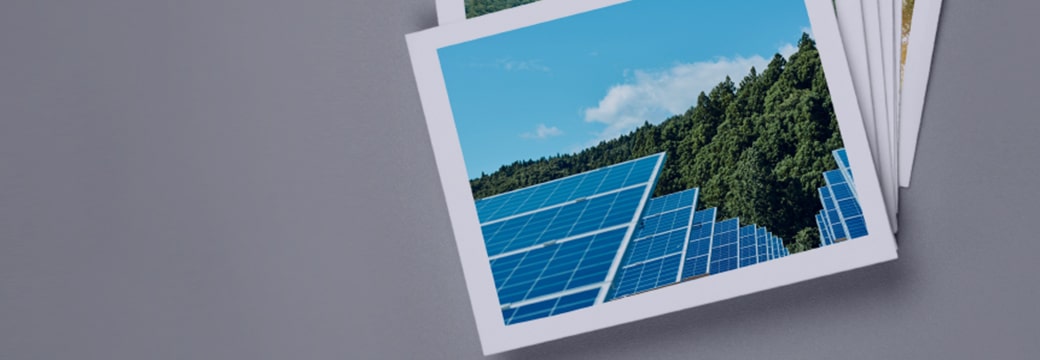 太陽光発電等のプロジェクトの写真を重ね、これまでの実積を紹介するイメージ画像