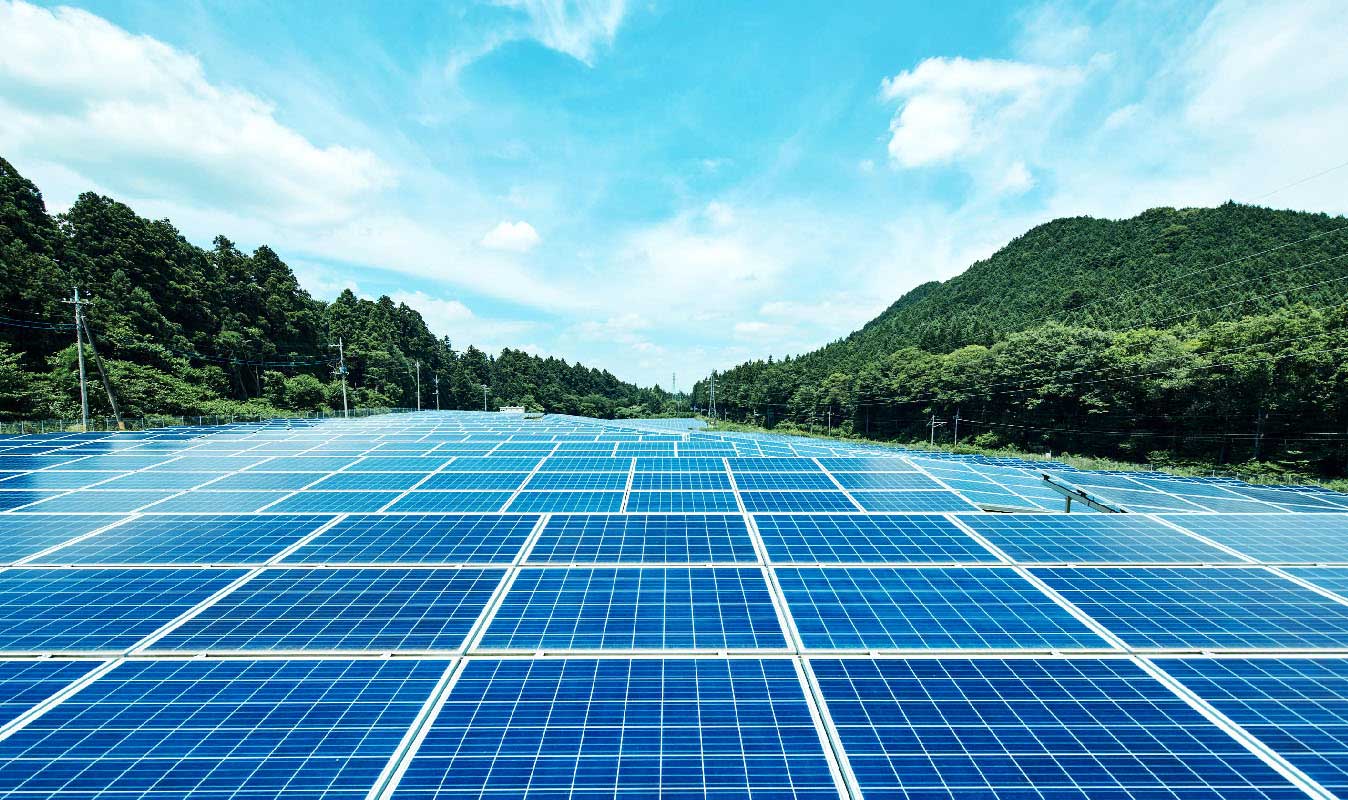 太陽光発電の写真を用いた再生可能エネルギーのイメージ